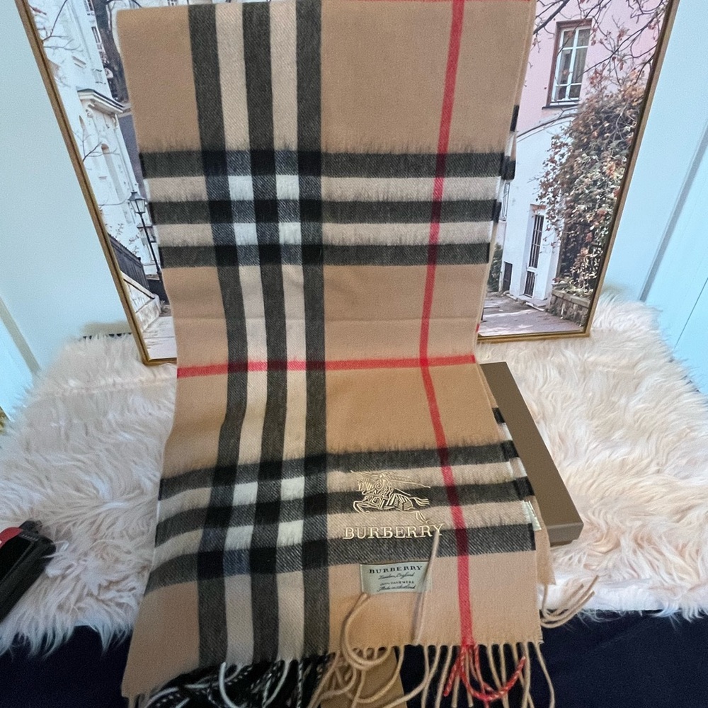 Burberry Cashmere Nova Check Scarf NEW - Picture 7 of 9